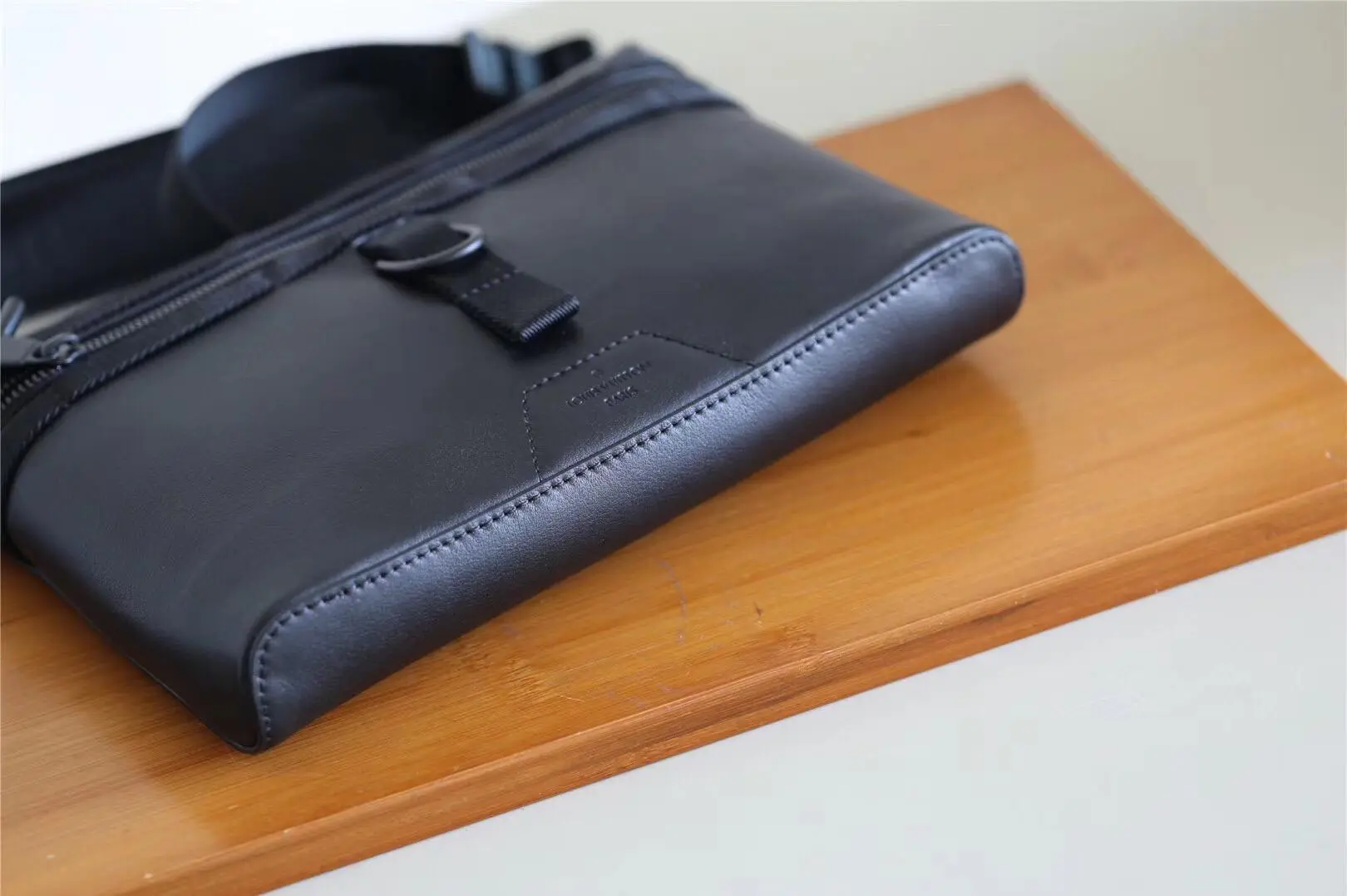 2018 men messenger pm dark infinity leather m52176 10