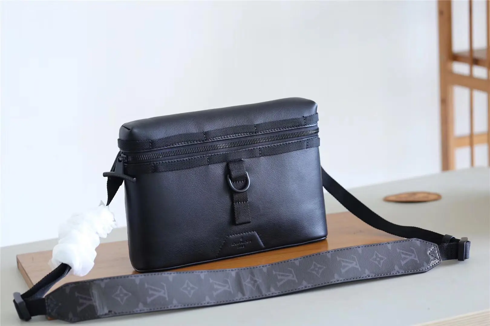 2018 men messenger pm dark infinity leather m52176 3