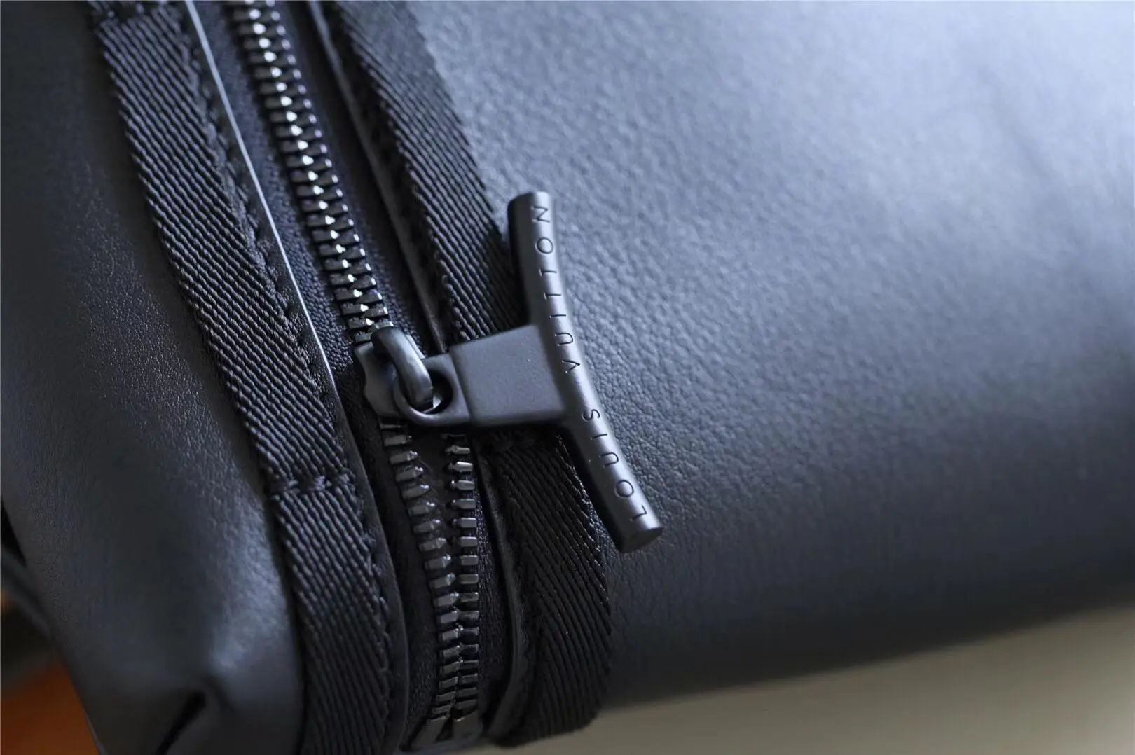 2018 men messenger pm dark infinity leather m52176 6