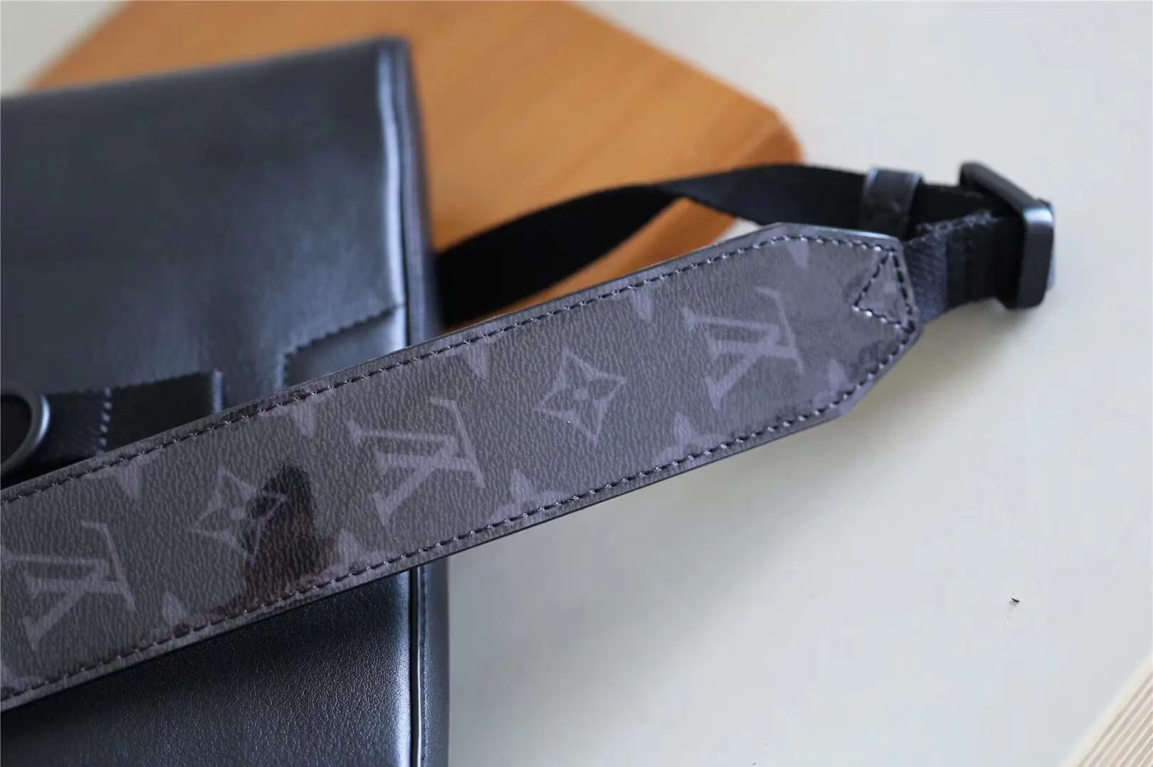 2018 men messenger pm dark infinity leather m52176 7