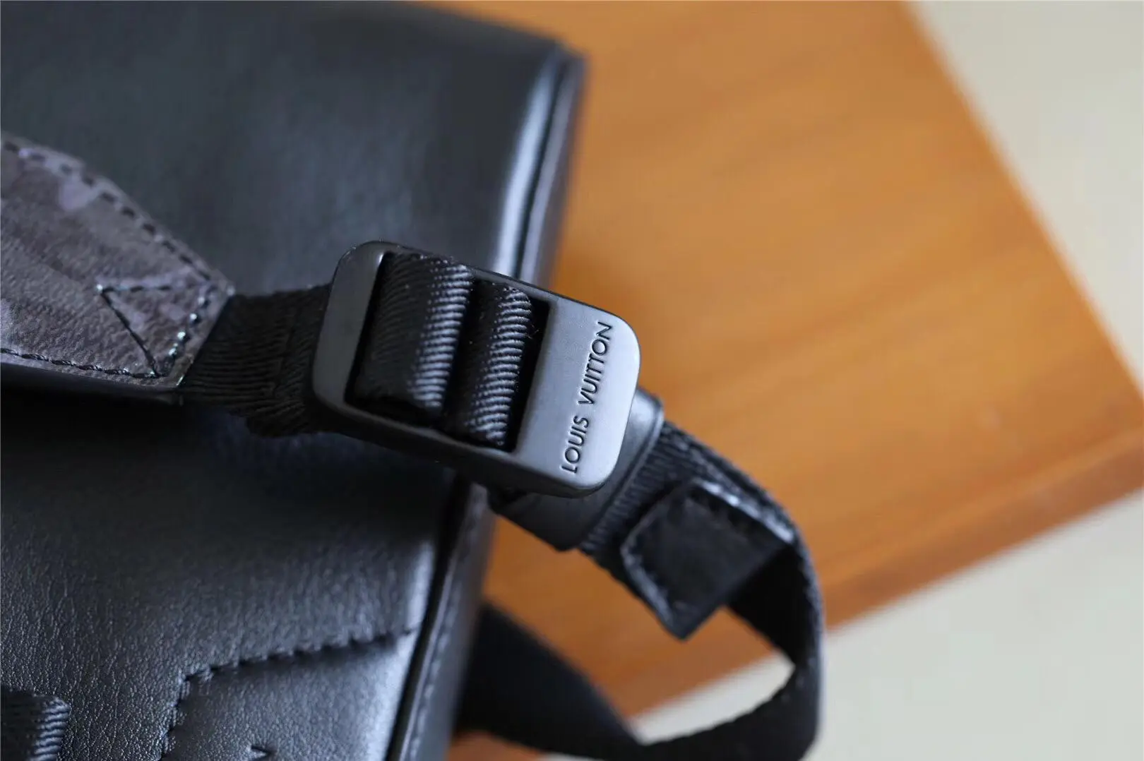2018 men messenger pm dark infinity leather m52176 8