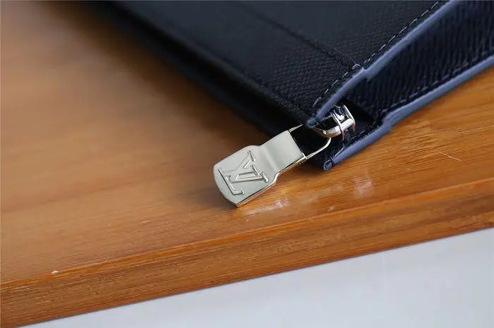 2018 men pochette voyage gm taiga leather m30043 7 2018 men pochette voyage gm taiga leather m30043 7