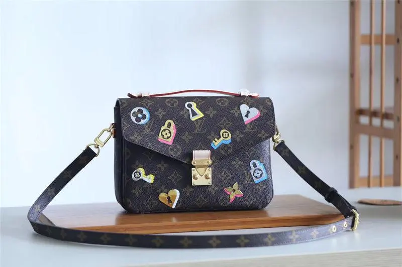 2019 cruise love lock pochette metis m44366 3 2019 cruise love lock pochette metis m44366 3