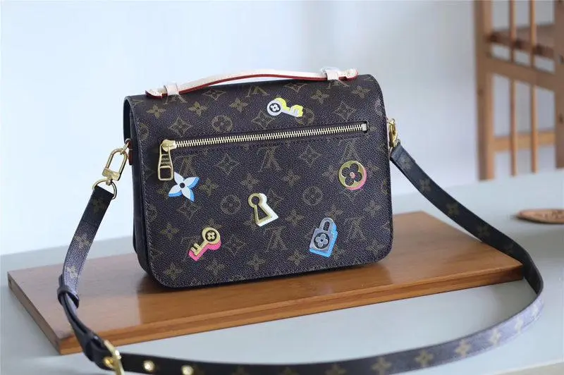 2019 cruise love lock pochette metis m44366 4 2019 cruise love lock pochette metis m44366 4
