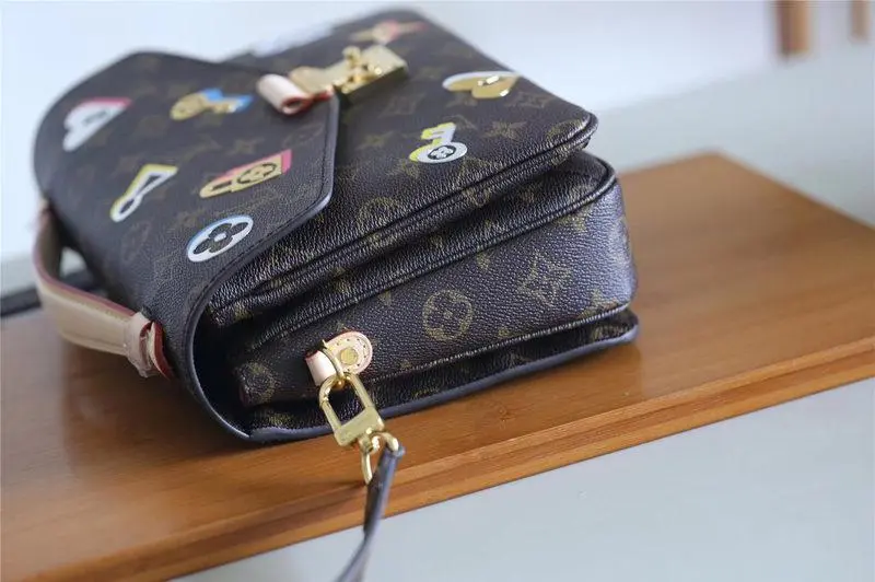 2019 cruise love lock pochette metis m44366 5 2019 cruise love lock pochette metis m44366 5