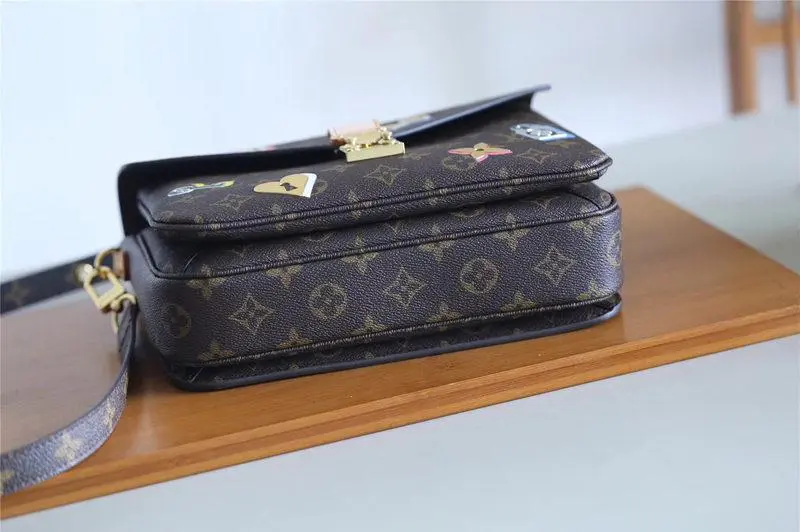 2019 cruise love lock pochette metis m44366 6 2019 cruise love lock pochette metis m44366 6