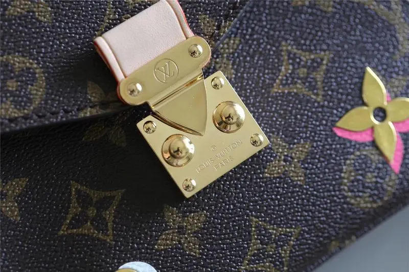 2019 cruise love lock pochette metis m44366 7 2019 cruise love lock pochette metis m44366 7