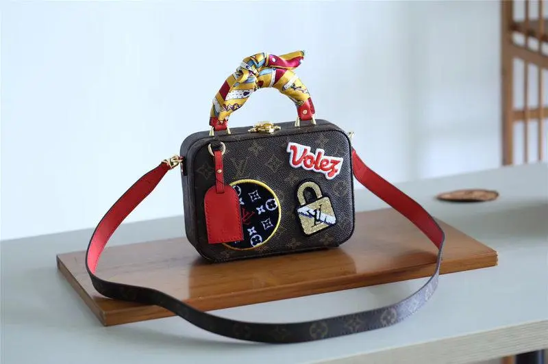 fall winter 2018 lv stories box n40048 3