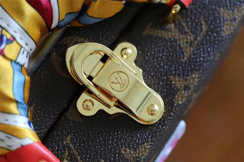 fall winter 2018 lv stories box n40048 9