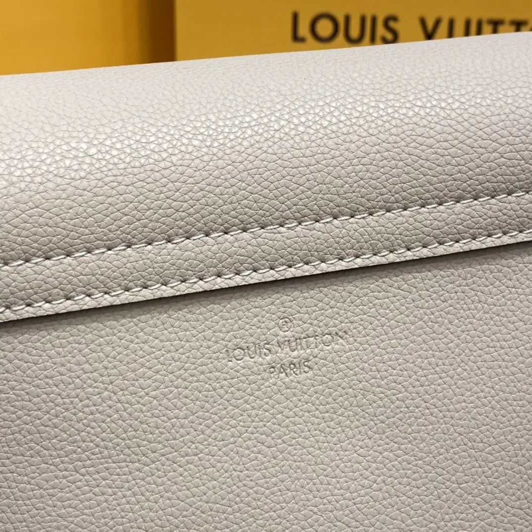 grained calf leather lockme tender m58554 4