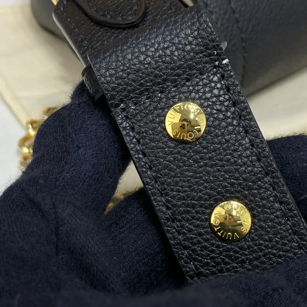 grained calf leather lockme tender m58557 4