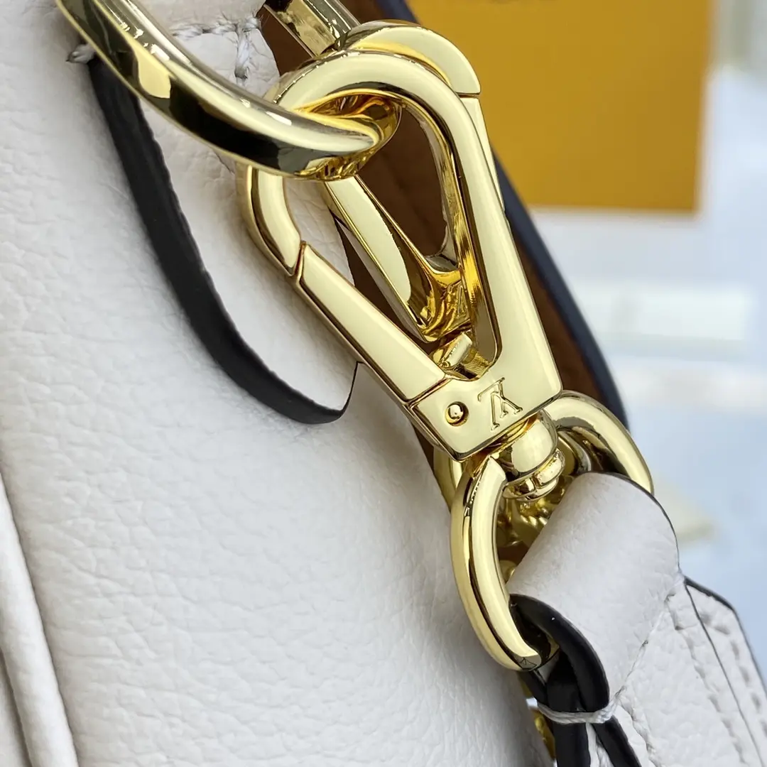 grained calf leather lockme tender m59733 7