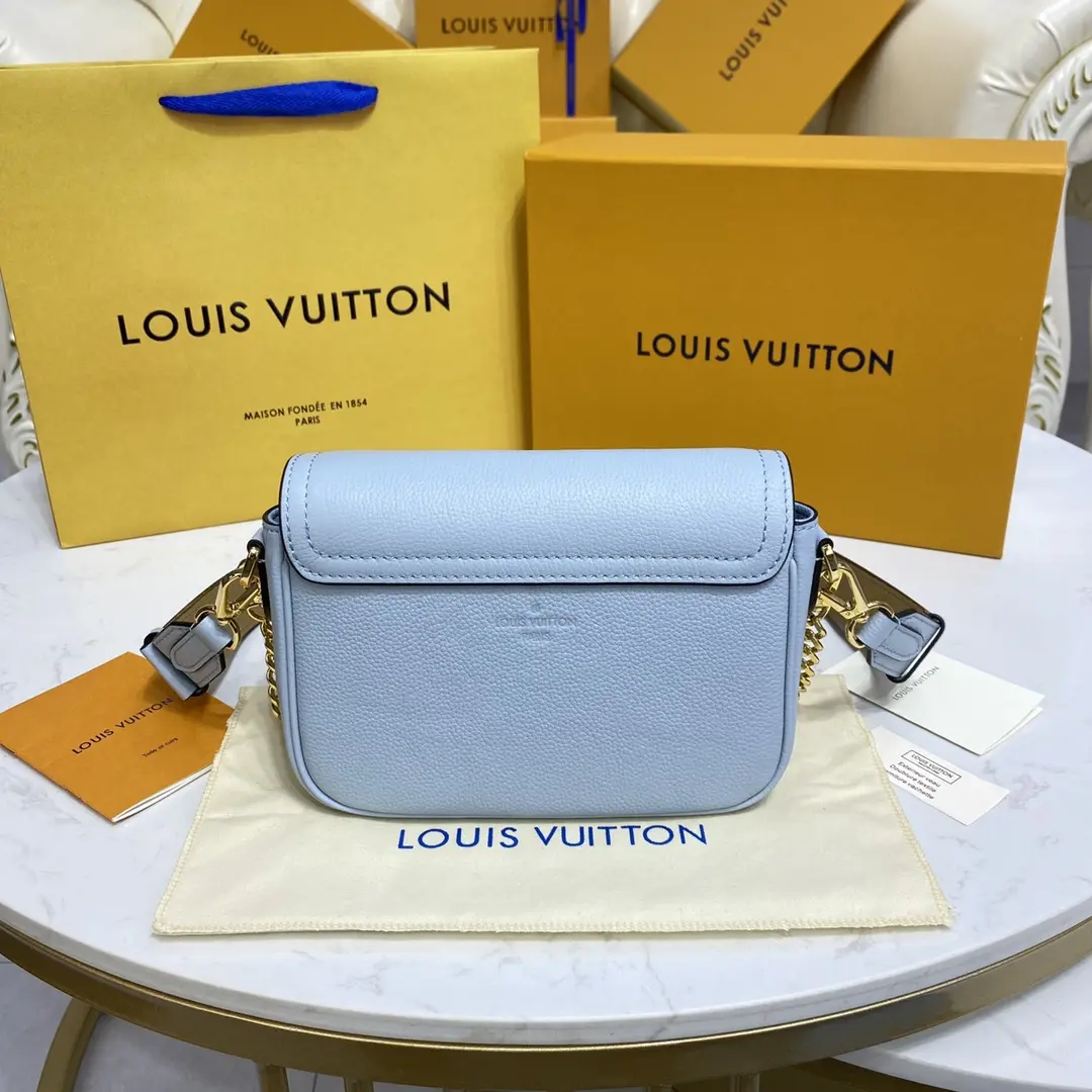 grained calf leather lockme tender m59984 4
