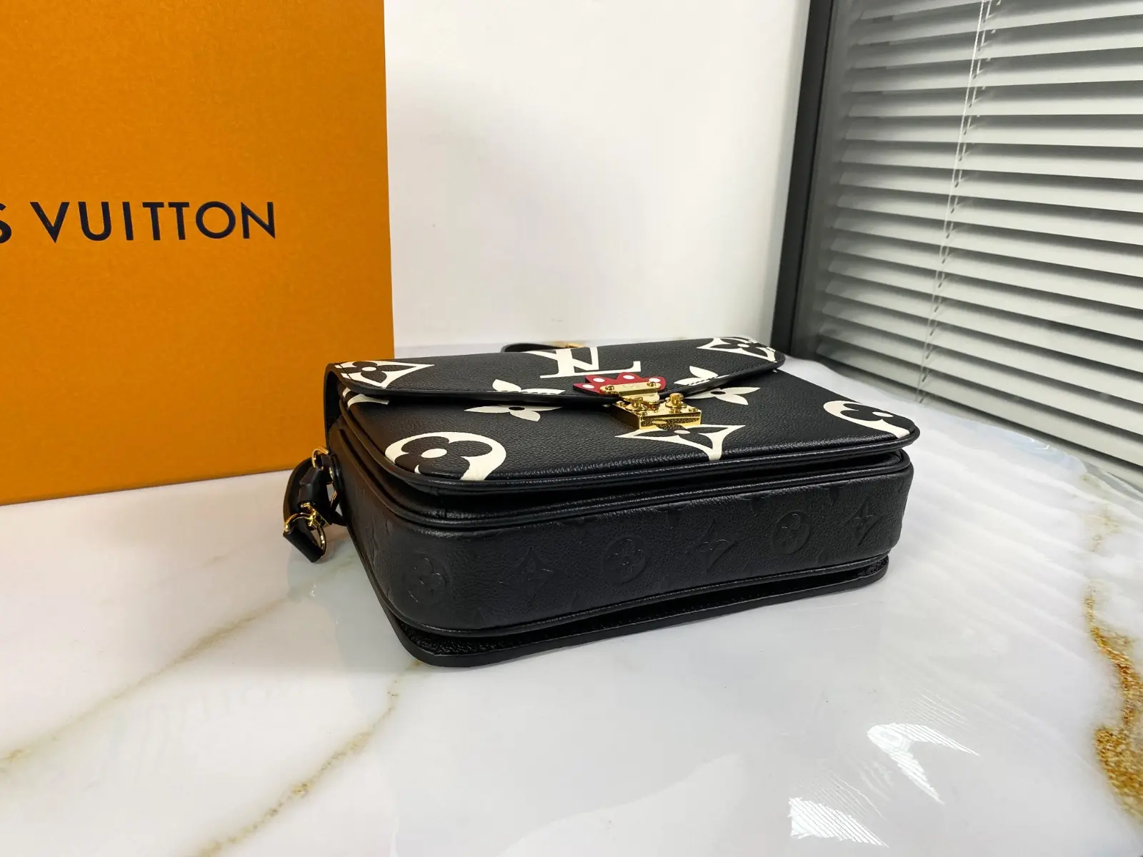 m45385 lv crafty pochette metis black m45385 4 m45385 lv crafty pochette metis black m45385 4
