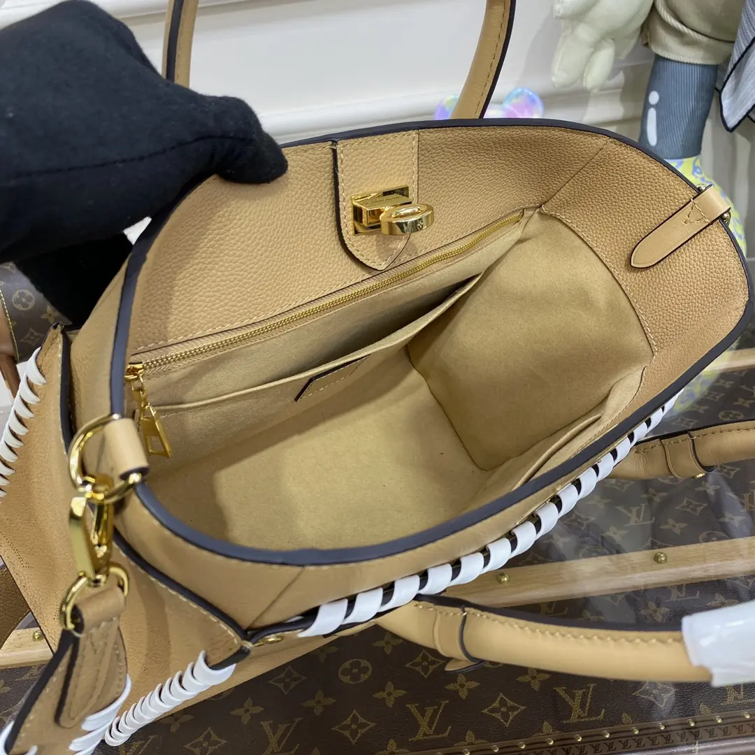 monogram flowers on my side pm bag m21585 4