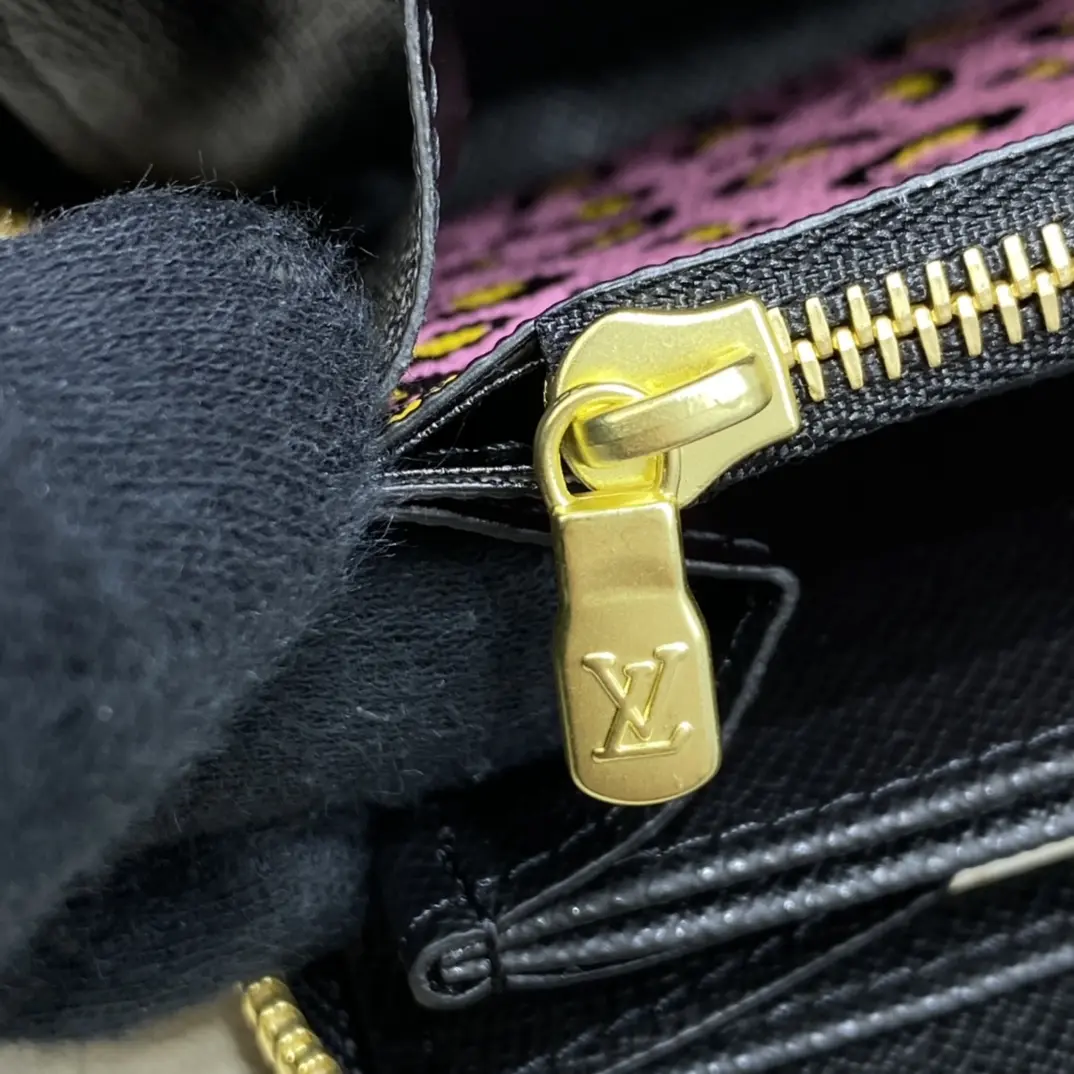 wild at heart zippy wallet m80683 2